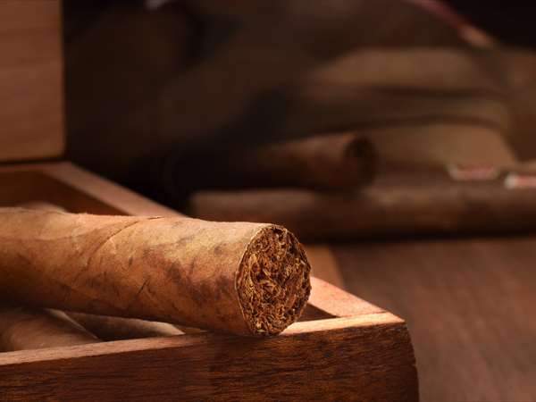 Handel mit Premium-Zigarren, Spirituosen und Luxus-Accessoires