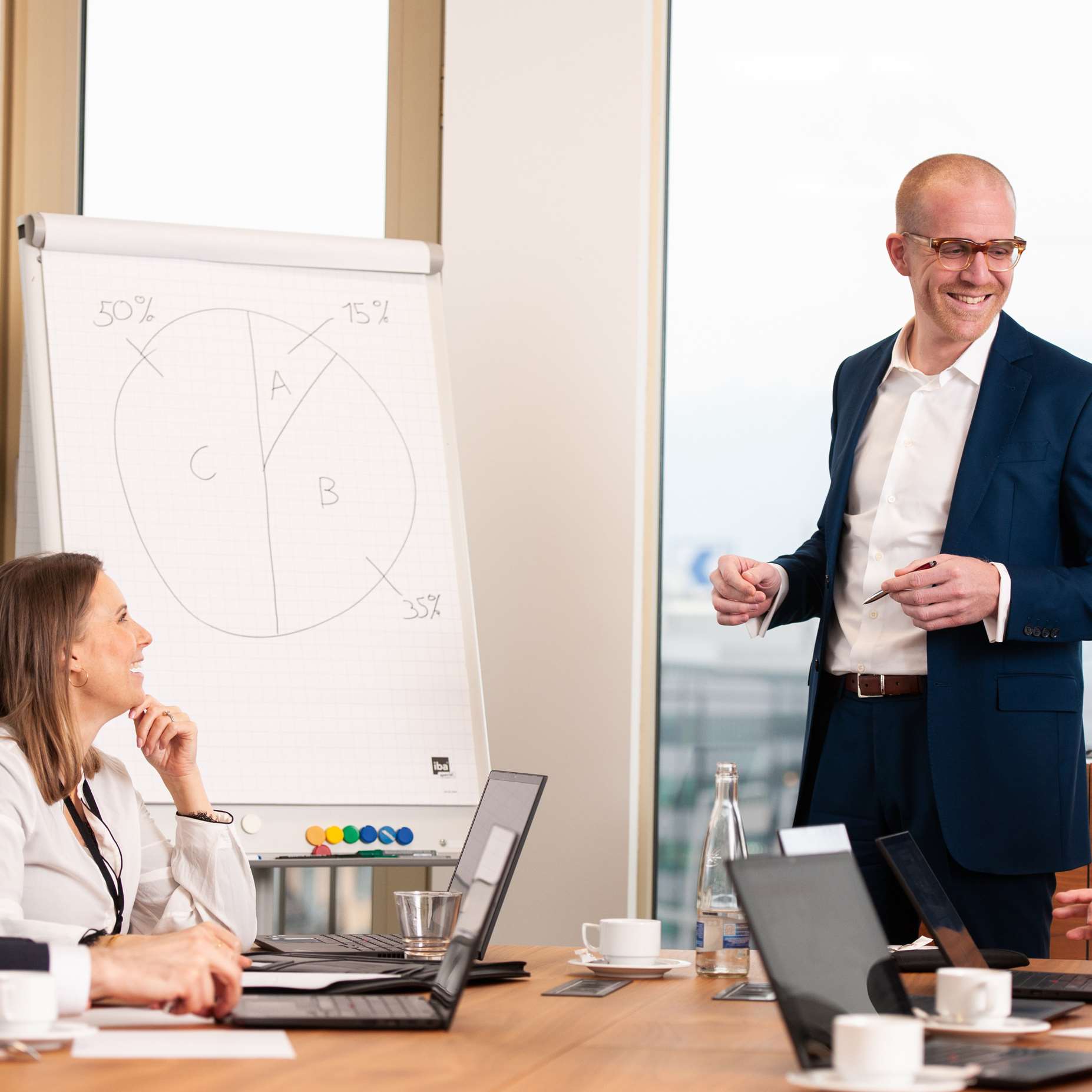 Business Broker Mitarbeiter, die in einem Meeting sind