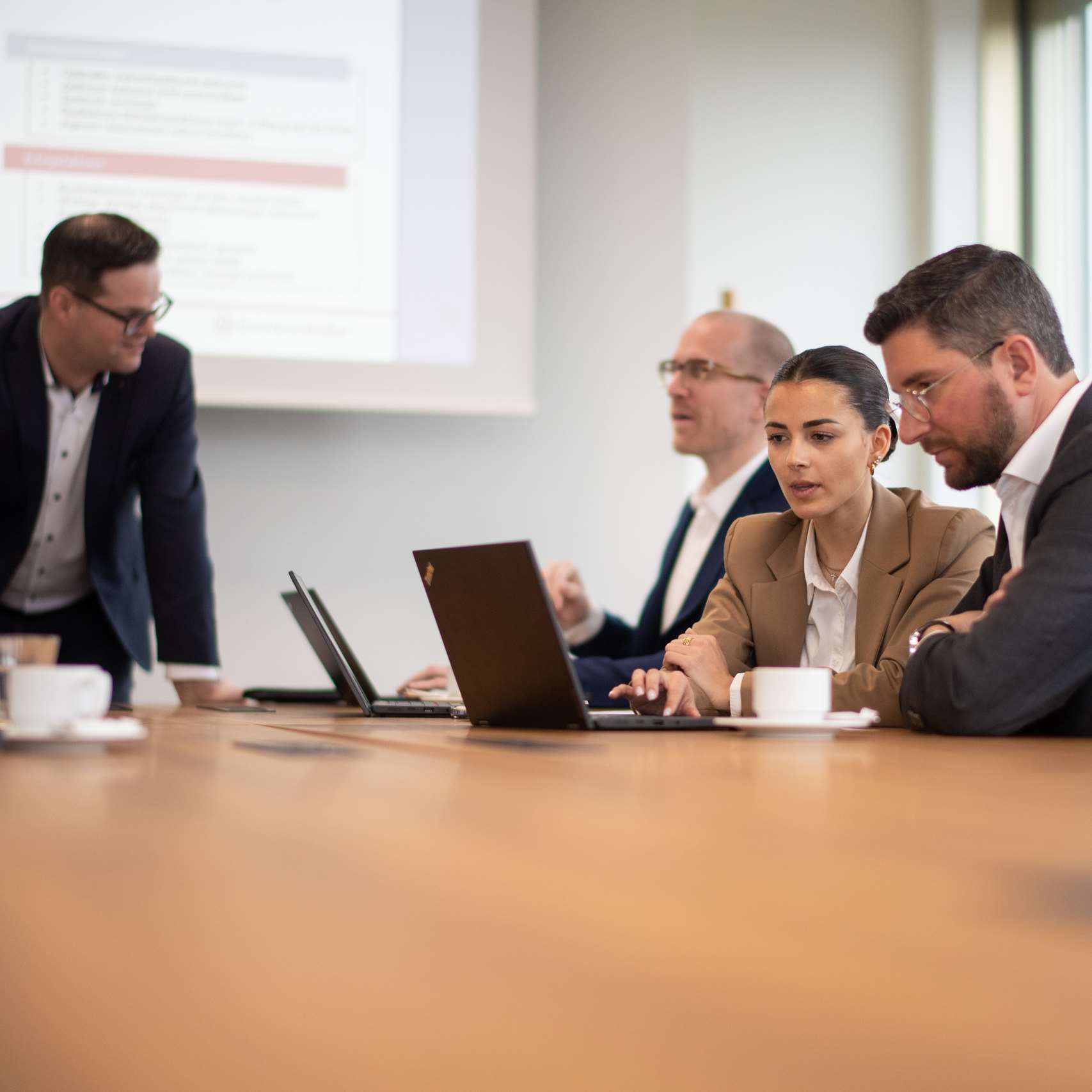 ertragswertmethode Business Broker Mitarbeiter David Dahinden, Michel Bachmann und Lukas Brunnhofer in einem Meeting